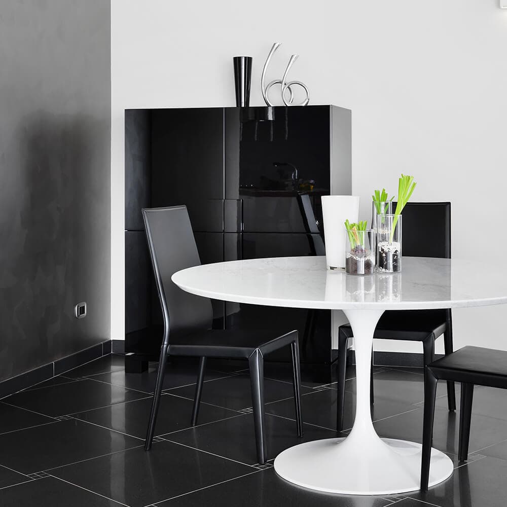 Design d'intérieur moderne avec mobilier contemporain et éclairage élégant